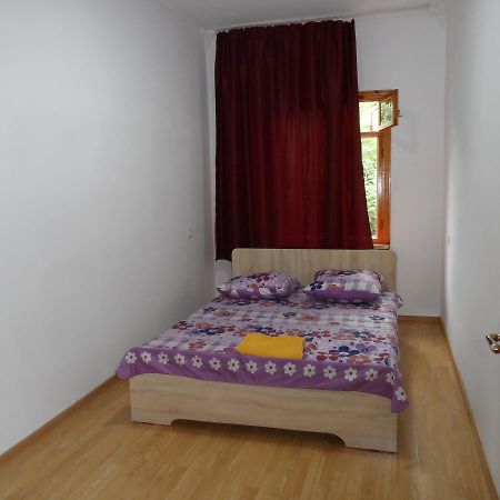 Freedom Hostel Алмати Екстер'єр фото